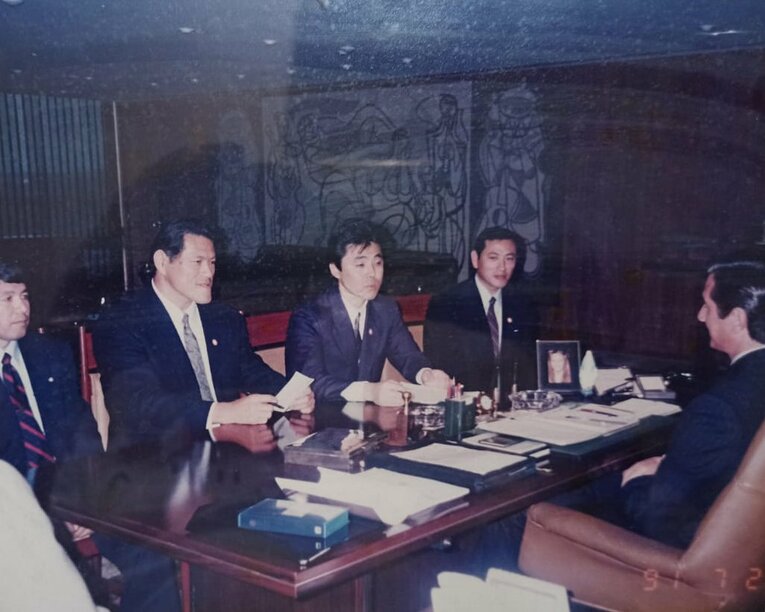 ブラジルのフェルナンド・コロール大統領を首都ブラジリアの大統領府に訪問。猪木の向かって右が弟の啓介さん。左が案内した日本人移民の成功者・尾西さん　©Hiroaki Sawada