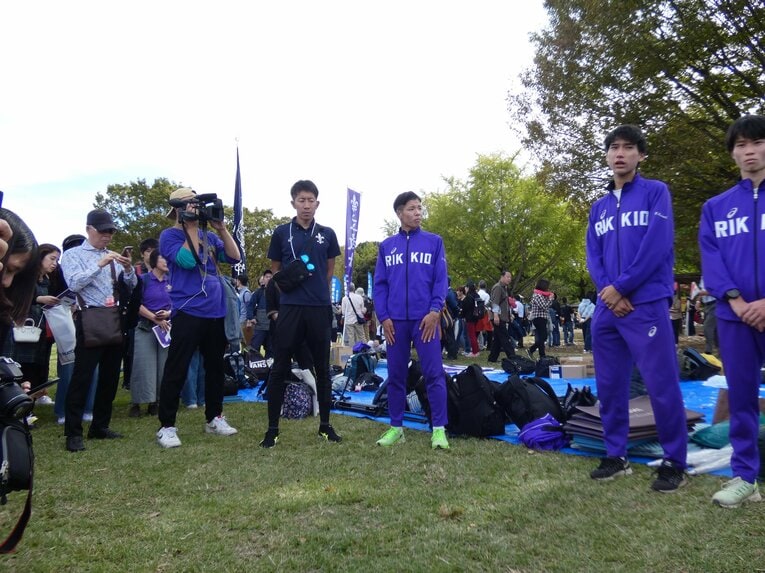 最後の予選会を終えて挨拶する栗本（右から2人目）　©Shun Sato