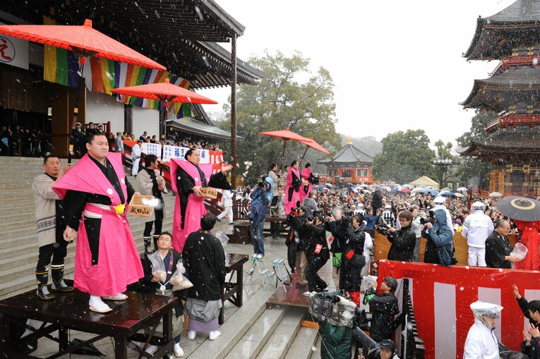 2008年、成田山の節分会で並び立つ白鵬と朝青龍　©Takashi Shimizu