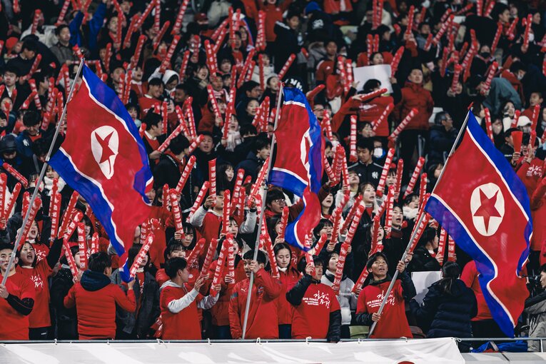国旗を振って盛り上がる北朝鮮サポーター　©Kiichi Matsumoto/JMPA