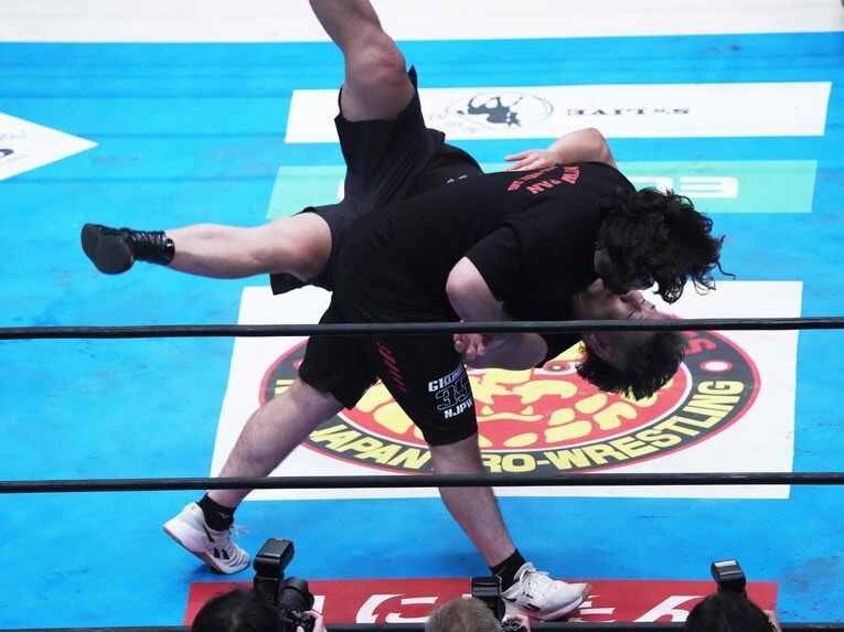 高橋裕二郎を投げるウルフアロン　©Essei Hara
