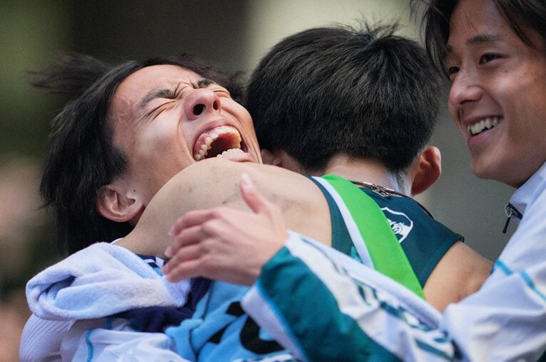 復路をトップでフィニッシュした折田壮太に抱きつき、喜びを爆発させる黒田朝日（左） ／ photograph by Yuki Suenaga