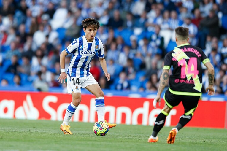 「クボはノルマル（普通）よ」辛口おばあちゃんにバルで遭遇も…カメラマンが撮った久保建英21歳の“軽快ドリブル＋母・祖母のような愛”(37)