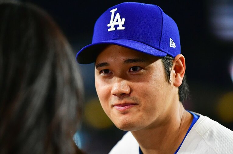 ドジャース加入第1号本塁打を放った大谷翔平。地元テレビ局インタビューを受ける表情も朗らかだった　©Sipa USA/JIJI PRESS