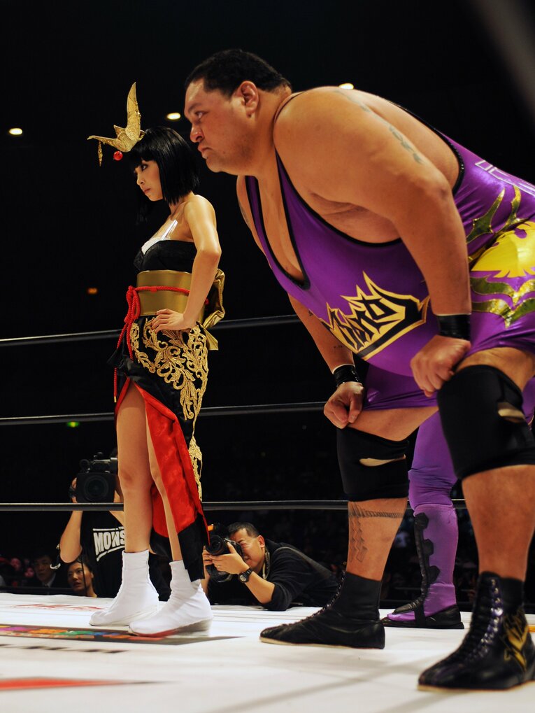 ハッスルのリングに立つインリン様とモンスター・ボノ。2007年11月25日、横浜アリーナ