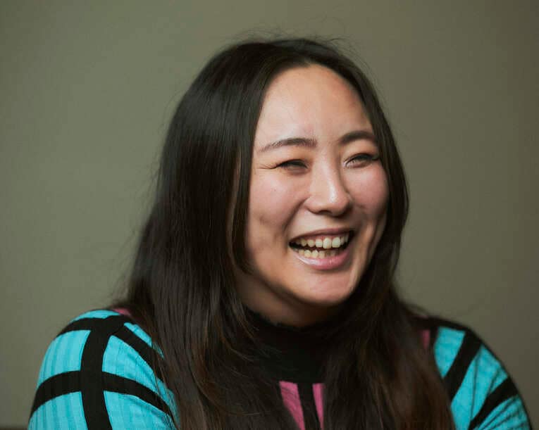 インタビューに答えるまなせゆうな　©Yuki Suenaga