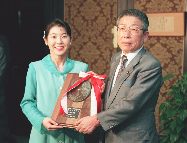 96年、女流棋士初となる四冠に輝いた清水を表彰する奥田幹生文相（当時）　©JIJI PRESS