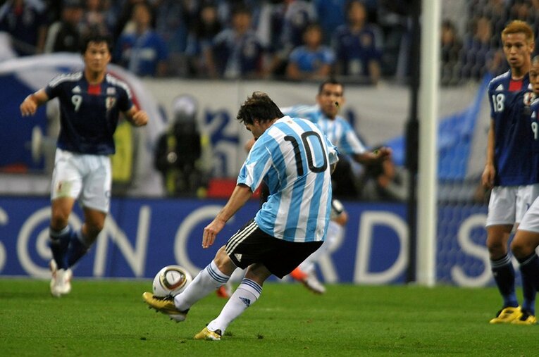 日本代表vsメッシ（2010年）©Sports Graphic Number