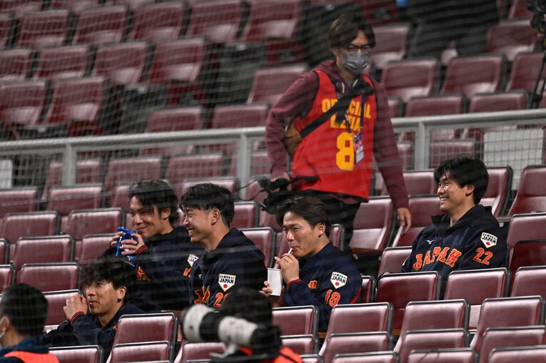 楽しそうに練習を見つめる山本由伸　©︎Nanae Suzuki