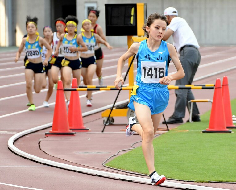 昨年7月の岡山県中学校総体。陸上女子800メートル自らの岡山県中学記録を塗り替えて制したドルーリー朱瑛里　©山陽新聞／KYODO