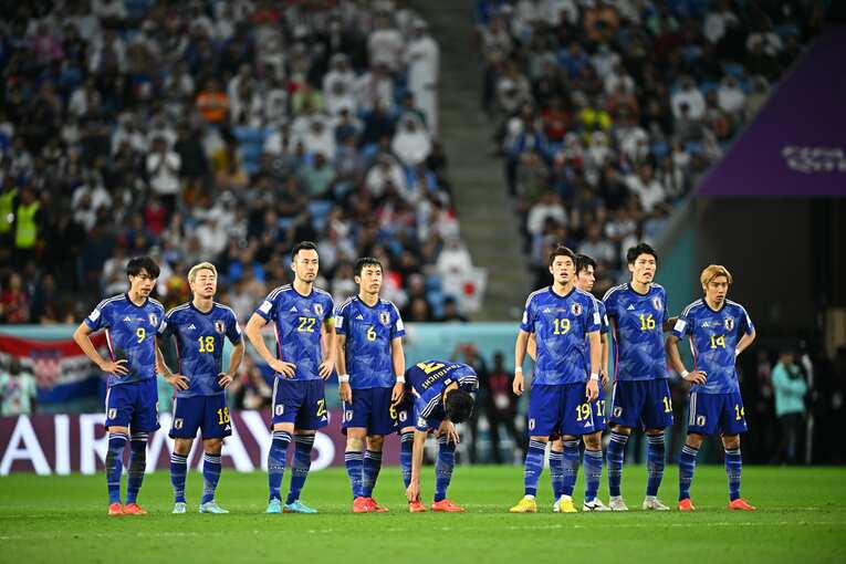 南野のシュートを見守る選手たち　©Takuya Kaneko／JMPA