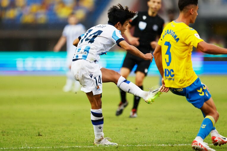 3戦連続MVP久保建英が「ユニ引っ張られても突破」気になる右足テーピングとシルバ引退の影響…“タケの配信に映らない表情”を撮った(13)