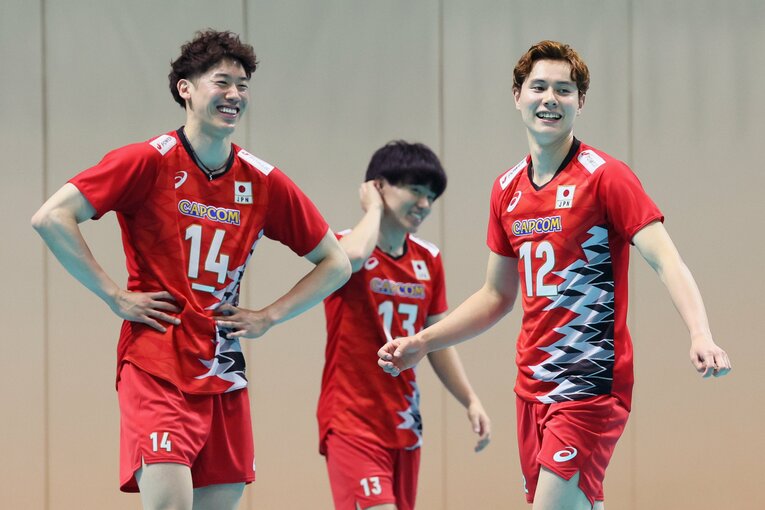 パリ五輪での活躍が期待される高橋藍（右）©︎JIJI PRESS