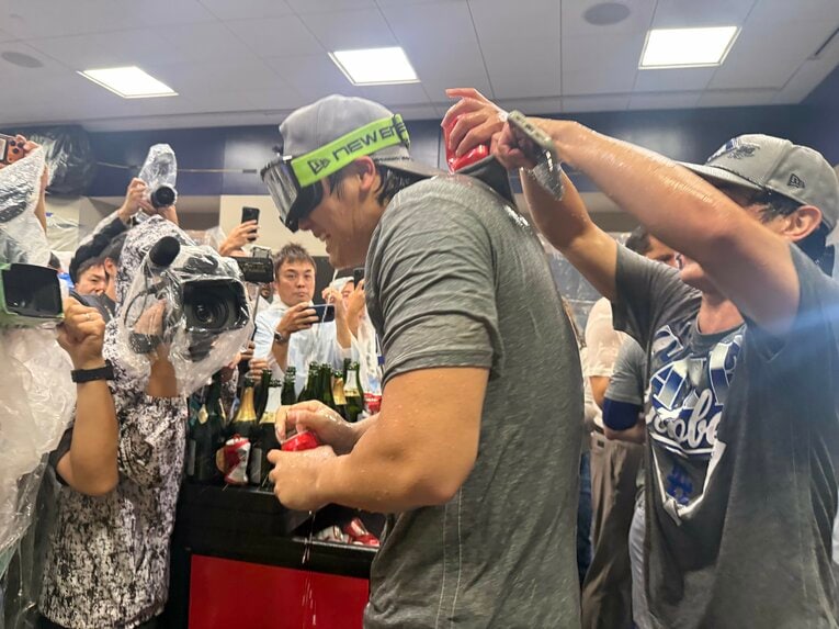 「テレビに映らない」大谷翔平とドジャースのシャンパンファイト＆ポストシーズン舞台裏を見る（画像は右に続きます）　©Naoyuki Yanagihara