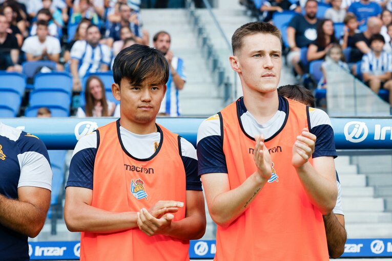 久保建英22歳が試合中“舌をペロッ＋笑顔”で…「クボいるの？」子供人気は今季も！ カメラマンが撮った“ソシエダ2年目開幕前のワクワク”(10)