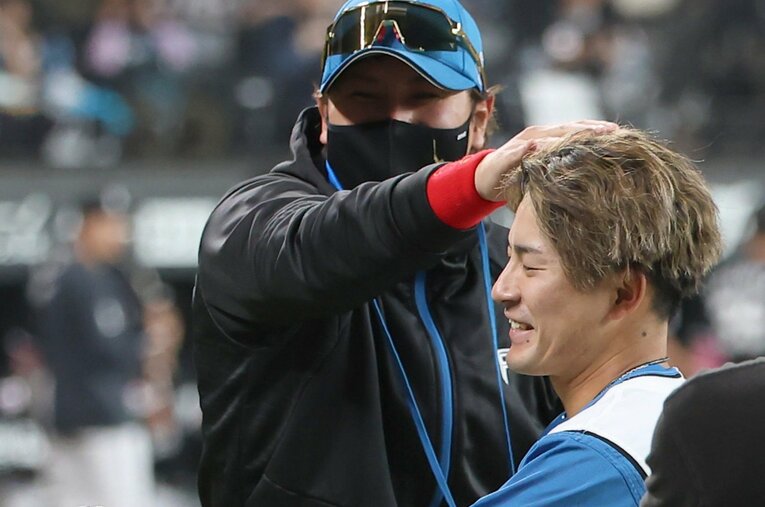 日本ハム・水野達稀を祝福する新庄剛志監督 ／ photograph by SANKEI SHIMBUN