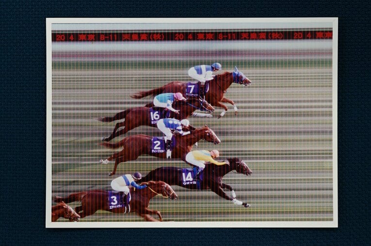 わずか2センチの差でウオッカがダイワスカーレットとの激闘を制した2008年の天皇賞・秋の判定写真（複写）