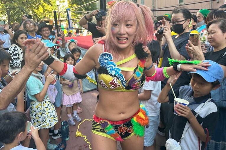 ZERO1のリーグ戦「火祭り」にて、会場の子どもたちから声援を送られるウナギ・サヤカ ／ photograph by Norihiro Hashimoto