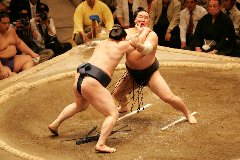 朝青龍－白鵬の取組　©BUNGEISHUNJU