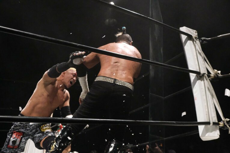 ガラスが刺さり大流血で「ニヤリ」今年47歳の“不適切おじさん”葛西純がデスマッチで伝えたいこと 「お前ら、これを知らずに人生終わるのか？」(14)