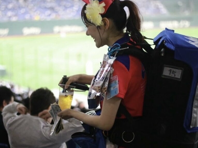 巨人の公式マスコットガール「VENUS」大倉かりんさんが東京ドームのビール売り子だった頃の写真　©本人提供