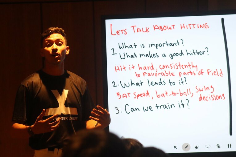 バッティングセミナー中のダニエル氏　©Kou Hiroo