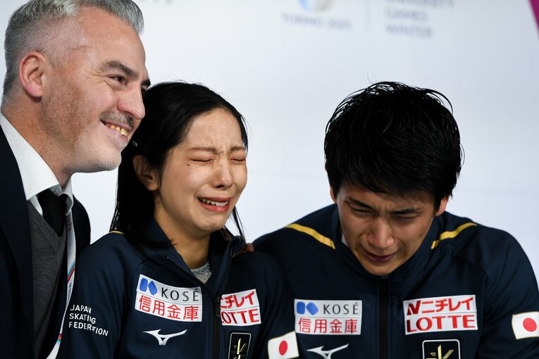 キス・アンド・クライで涙を流し、抱き合った二人。互いへの大切な思い、そして安堵から流れた、美しい涙だった　©AFLO