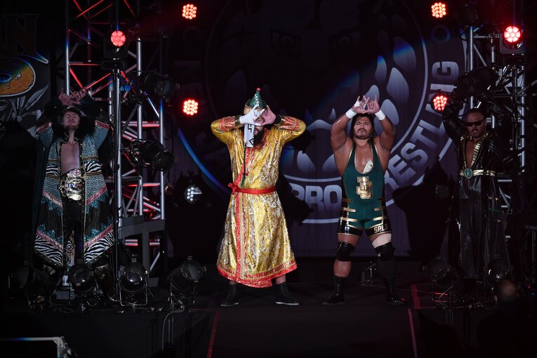 ポーズを決めるUNITED EMPIREの面々