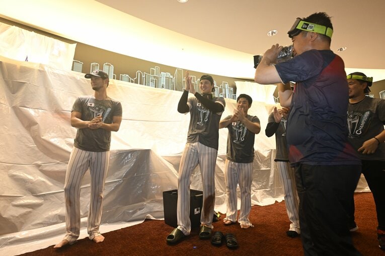 WBC優勝後のビールかけ。このときも近藤健介はいた　©代表撮影