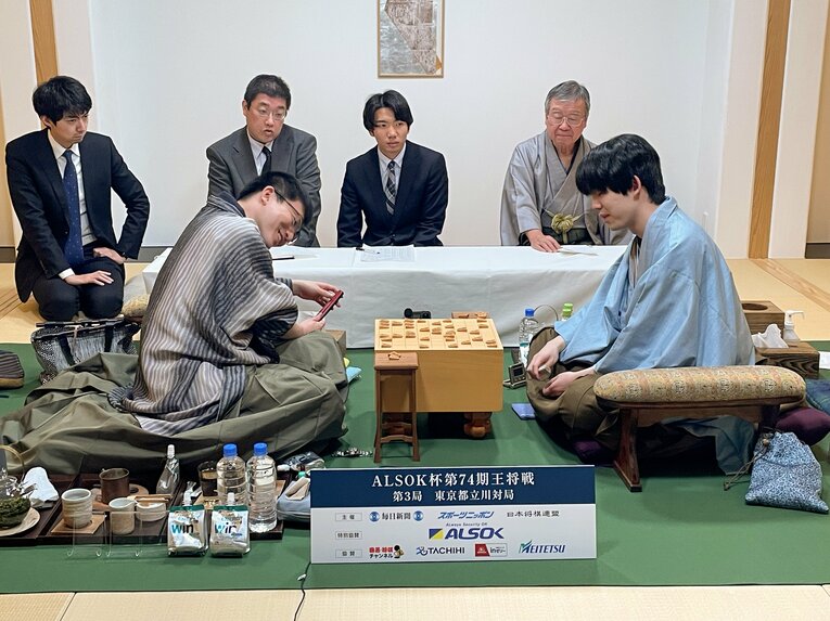 王将戦第3局、対局終了後の感想戦にて　©Shintaro Okawa