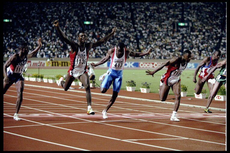 世界記録9秒86でゴールして喜ぶカール・ルイス　©︎Getty Images
