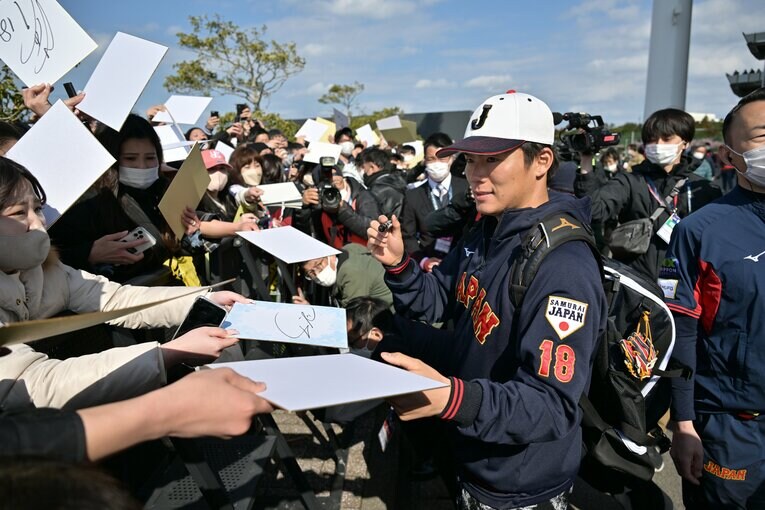ファンの熱気に思わず苦笑する山本由伸　©Hideki Sugiyama