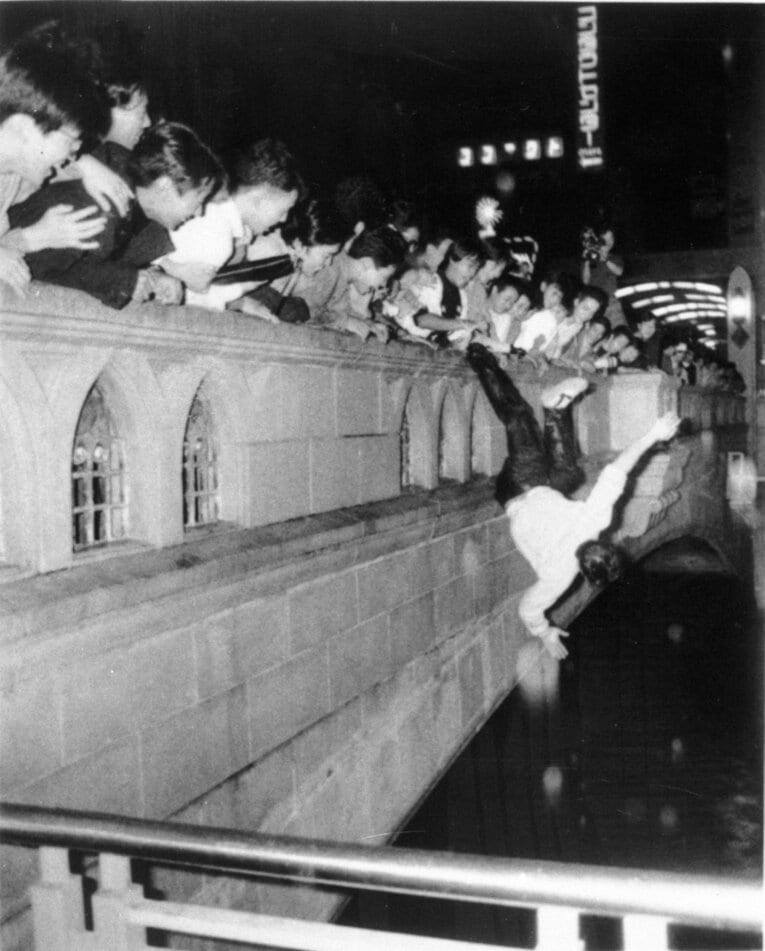写真は1985年10月17日午前0時過ぎ、道頓堀川に飛び込む熱狂的ファン　©KYODO