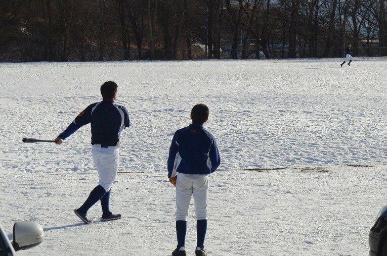 北海道の日高ベースボールクラブ。中、小学生合わせて15人。エースは中学2年の女の子だ ／ photograph by Hidaka Baseball Club