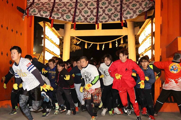 一番左でソフトバンクのユニフォームに身を包み、駆け出す昨年の一番福・植本亮太。その後、社会人野球の道に進んだ植本選手に話を聞いた ／ photograph by JIJI PRESS