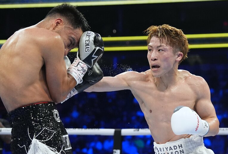 井上尚弥の強烈な右を浴びるカルデナス　©Naoki Fukuda