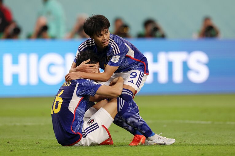 カタールW杯で冨安をハグする三笘　©Getty Images