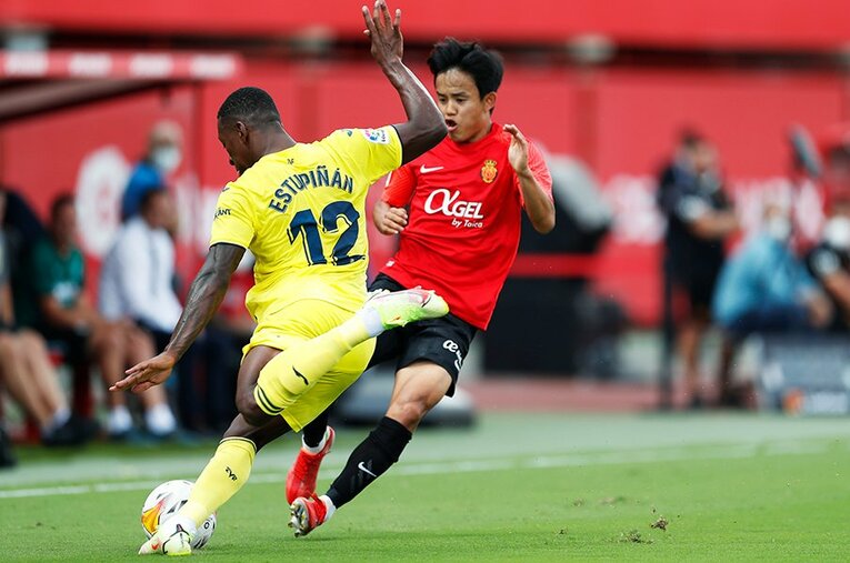 「クボ、ユニフォームちょうだい！」久保建英の“ティキタカ”は地元の子供、タクシー運転手にも人気… ビジャレアル相手に見せた敬意とは〈激写〉(16)