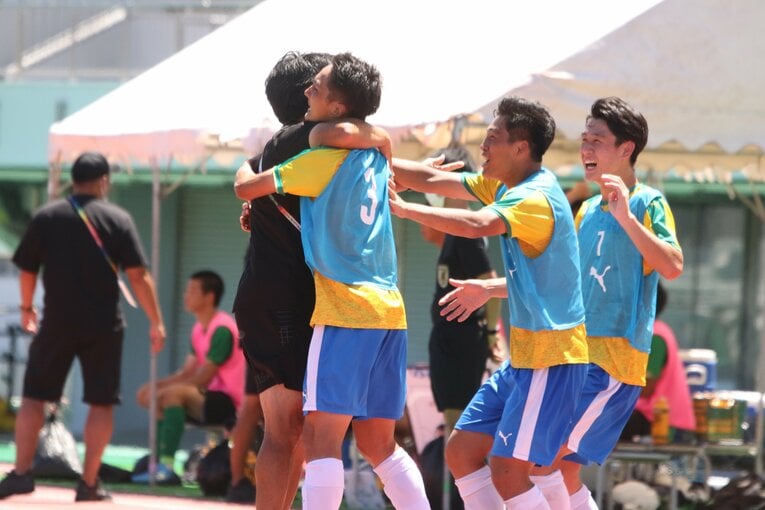 監督と選手の絆を感じさせる歓喜のシーン　©︎Takahito Ando