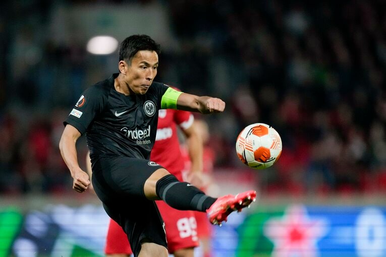 適したタイミングでプレーができる長谷部を、ドイツメディアは「時間に正確」と評する　©Getty Images