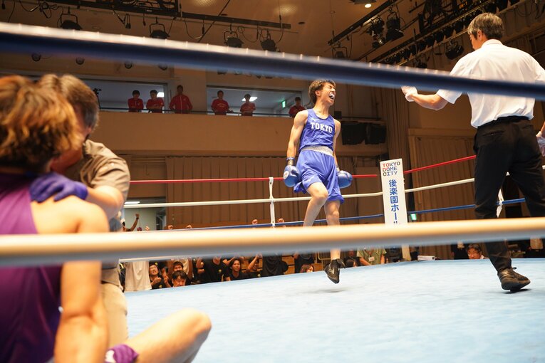 リングの上で飛び跳ねて感情を爆発させた東大・伊藤朝樹　©︎Shunya Seri