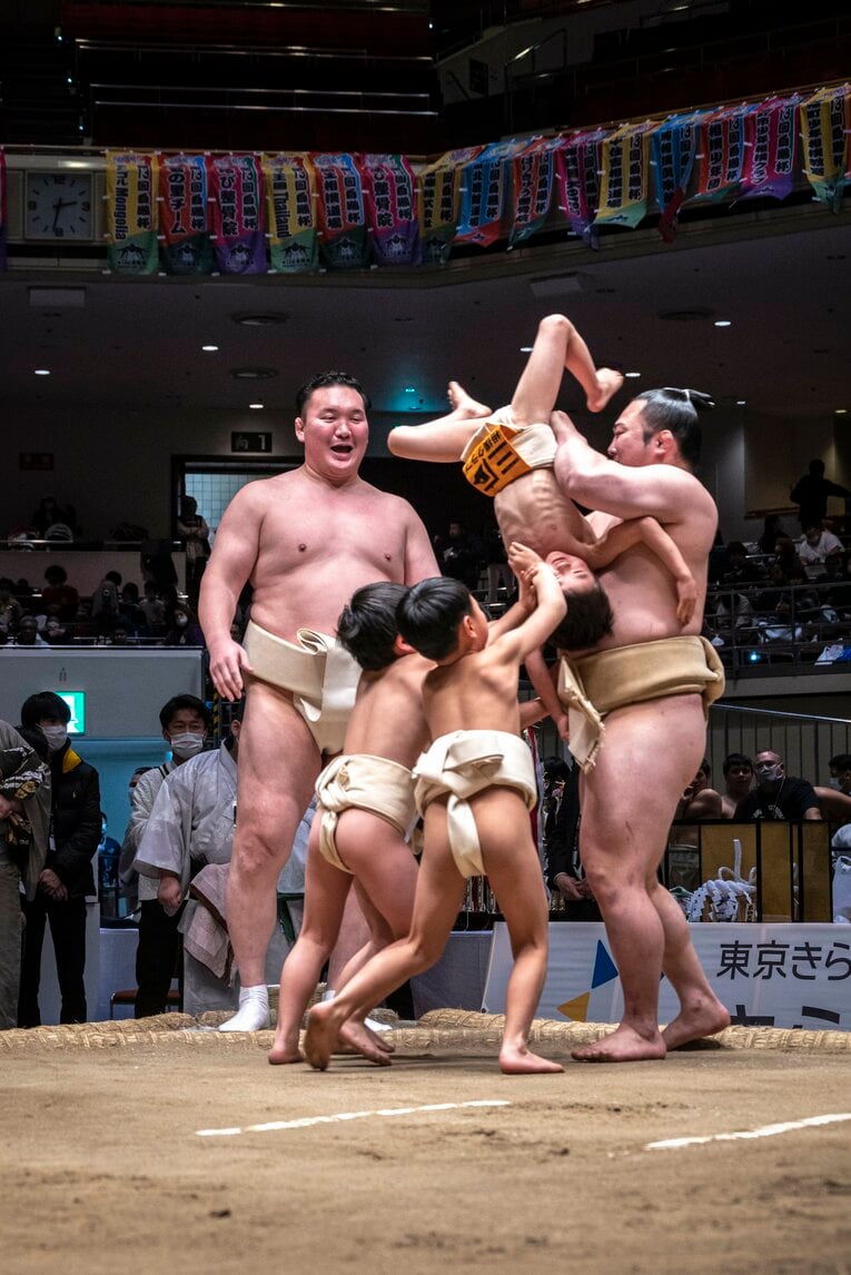 子供たちと相撲をとる白鵬　©Takuya Sugiyama
