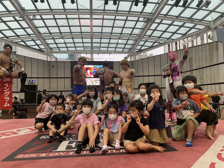 栃木プロレスではリングで選手と子供たちとの記念撮影も　©Norihiro Hashimoto