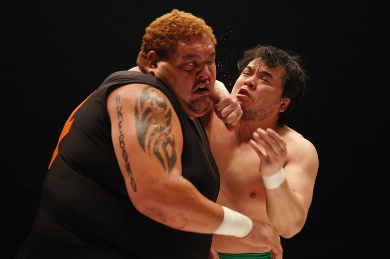 曙に強烈なエルボーを叩き込む三沢光晴　©Essei Hara