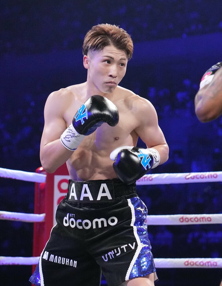 L字ガードに構える井上尚弥　©Naoki Fukuda