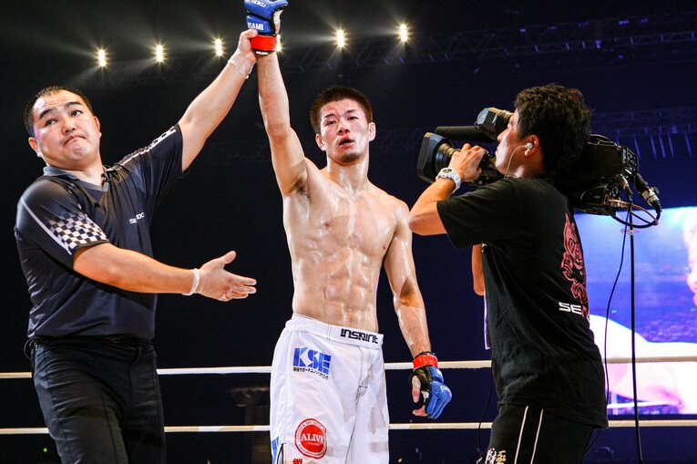 熱戦の末に金原に勝利した日沖だったが、負傷により決勝は欠場した　©Susumu Nagao