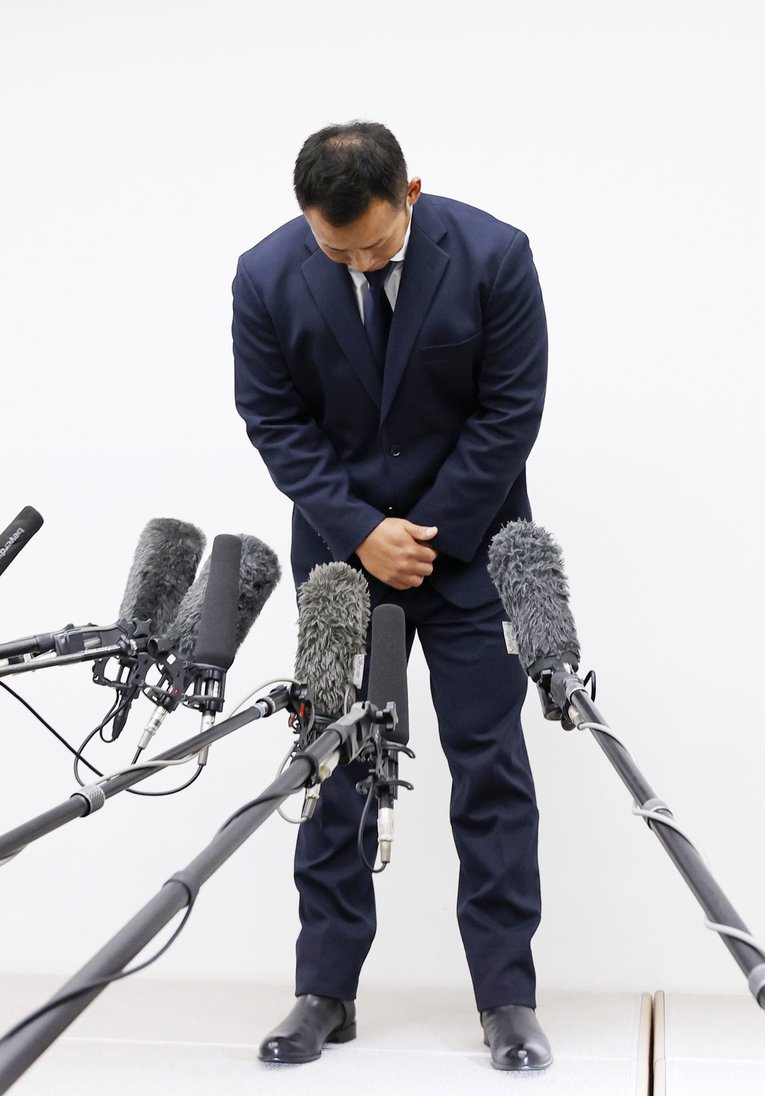 巨人への移籍会見の冒頭で頭を下げる中田翔　©️KYODO