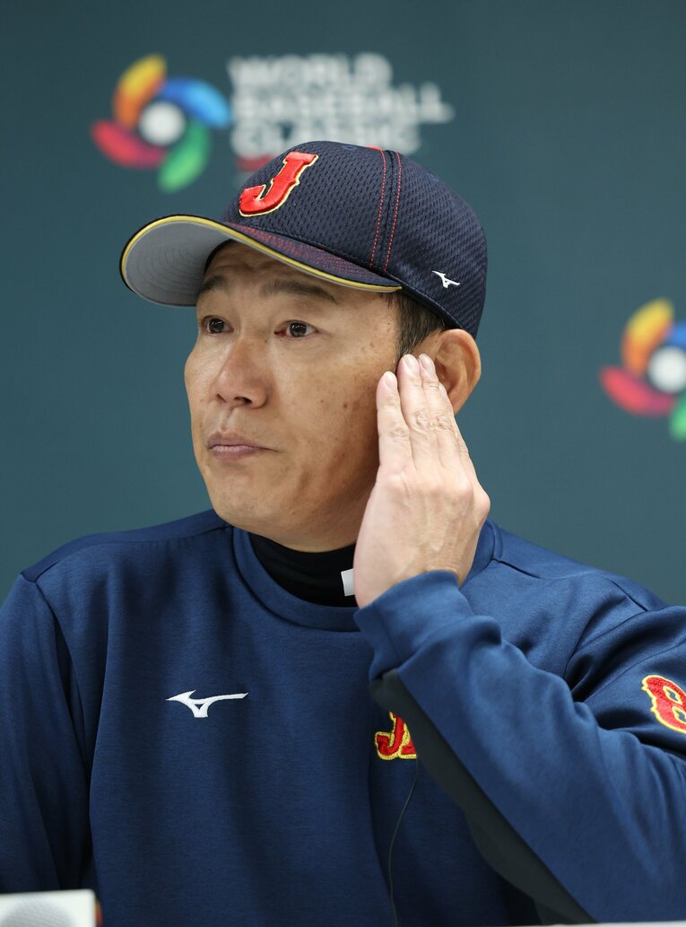 近藤の打順について「何とか結果がでれば…」と語る井端弘和監督　©️読売新聞社提供