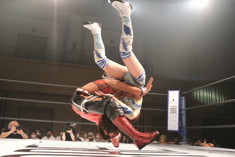 フィニッシュはグロリアスドライバー。ジュリアからのメッセージが込められた技だった