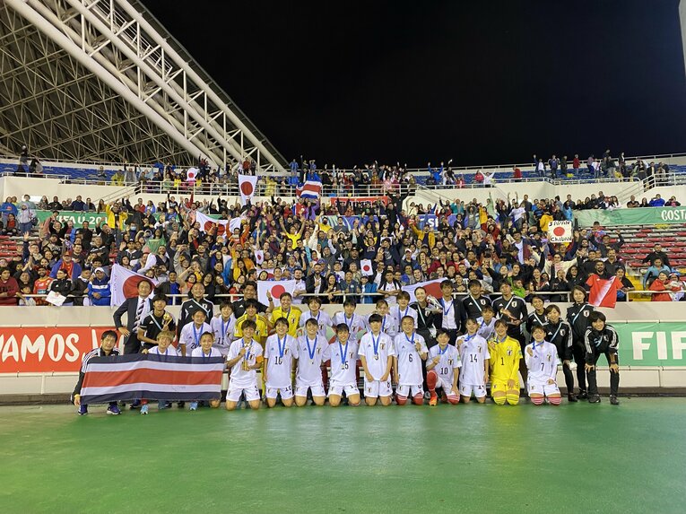 決勝戦後、声援を送ってくれた現地サポーターたちと一緒に写真に収まったU-20日本女子代表　©︎JFA/PR